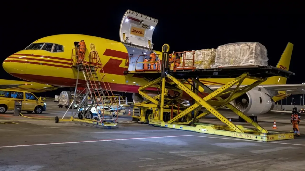 Aeronavă DHL pe aeroport, parte din rețeaua de transport aerian